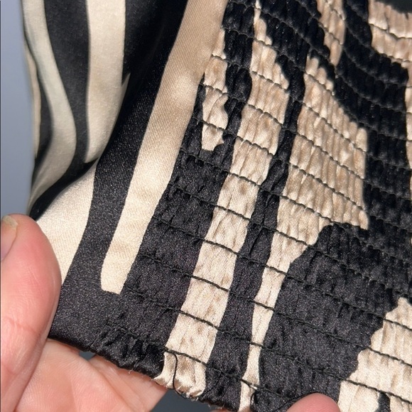 House of Harlow Black and Gold Geometric Women's Top - Picture 4 of 8